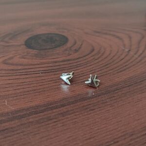 9CT White Gold Polished V Shape Stud Earrings